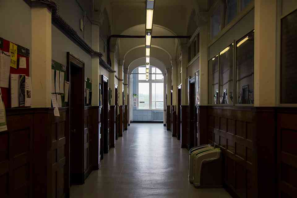 Storbritannien overvejer strengere kontrol med studentervisa, da universiteter står over for rekrutteringsforbud og svindelindgreb featured image